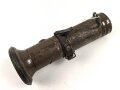 Stabtaschenlampe Pertrix 524. Originallack, Tragevorrichtung defekt. Lässt sich nicht öffnen, aufgrund des Gewichtes schätze ich die Batterien könnten innliegend sein. Gesamtlänge  18cm. Funktion nicht geprüft