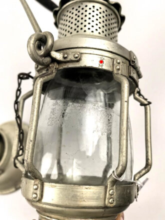 Kriegsmarine, Laterne aus Leichtmetall. Gesamthöhe etwa 38cm, aufwendige Konstruktion mit Nachschiebevorrichtung für eine Kerze. Guter Gesamtzustand