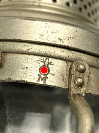 Kriegsmarine, Laterne aus Leichtmetall. Gesamthöhe etwa 38cm, aufwendige Konstruktion mit Nachschiebevorrichtung für eine Kerze. Guter Gesamtzustand