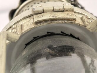 Kriegsmarine, Laterne aus Leichtmetall. Gesamthöhe etwa 38cm, aufwendige Konstruktion mit Nachschiebevorrichtung für eine Kerze. Guter Gesamtzustand
