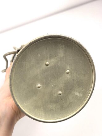 Kriegsmarine, Laterne aus Leichtmetall. Gesamthöhe etwa 38cm, aufwendige Konstruktion mit Nachschiebevorrichtung für eine Kerze. Guter Gesamtzustand