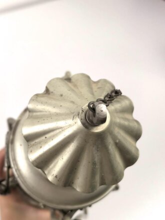 Kriegsmarine, Laterne aus Leichtmetall. Gesamthöhe etwa 38cm, aufwendige Konstruktion mit Nachschiebevorrichtung für eine Kerze. Guter Gesamtzustand