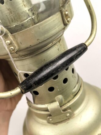 Kriegsmarine, Laterne aus Leichtmetall. Gesamthöhe etwa 38cm, aufwendige Konstruktion mit Nachschiebevorrichtung für eine Kerze. Guter Gesamtzustand