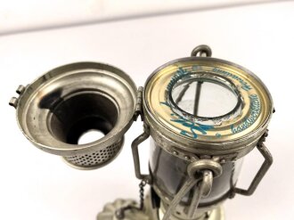 Kriegsmarine, Laterne aus Leichtmetall. Gesamthöhe etwa 38cm, aufwendige Konstruktion mit Nachschiebevorrichtung für eine Kerze. Guter Gesamtzustand