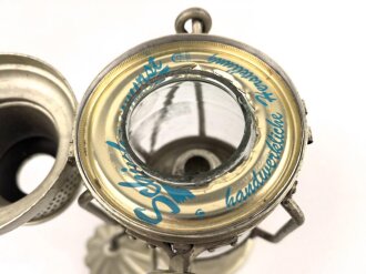 Kriegsmarine, Laterne aus Leichtmetall. Gesamthöhe etwa 38cm, aufwendige Konstruktion mit Nachschiebevorrichtung für eine Kerze. Guter Gesamtzustand