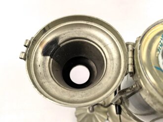 Kriegsmarine, Laterne aus Leichtmetall. Gesamthöhe etwa 38cm, aufwendige Konstruktion mit Nachschiebevorrichtung für eine Kerze. Guter Gesamtzustand