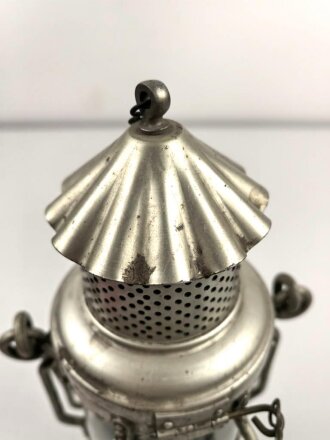 Kriegsmarine, Laterne aus Leichtmetall. Gesamthöhe etwa 38cm, aufwendige Konstruktion mit Nachschiebevorrichtung für eine Kerze. Guter Gesamtzustand