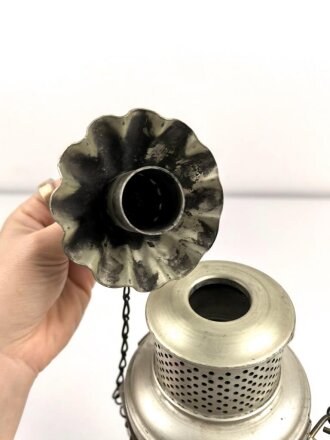 Kriegsmarine, Laterne aus Leichtmetall. Gesamthöhe etwa 38cm, aufwendige Konstruktion mit Nachschiebevorrichtung für eine Kerze. Guter Gesamtzustand