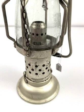 Kriegsmarine, Laterne aus Leichtmetall. Gesamthöhe etwa 38cm, aufwendige Konstruktion mit Nachschiebevorrichtung für eine Kerze. Guter Gesamtzustand