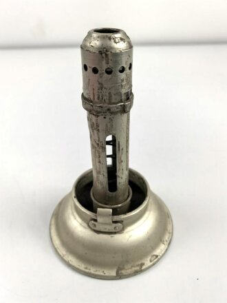 Kriegsmarine, Laterne aus Leichtmetall. Gesamthöhe etwa 38cm, aufwendige Konstruktion mit Nachschiebevorrichtung für eine Kerze. Guter Gesamtzustand