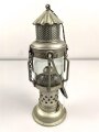 Kriegsmarine, Laterne aus Leichtmetall. Gesamthöhe etwa 38cm, aufwendige Konstruktion mit Nachschiebevorrichtung für eine Kerze. Guter Gesamtzustand