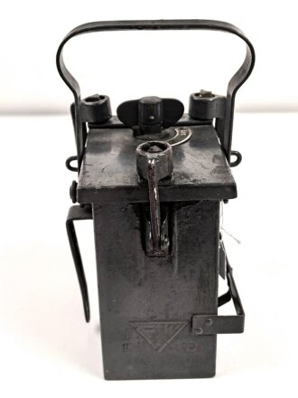 Dominit Handlampe. Schwerer Ausführung mit blauer Scheibe, was auf verwendung im Luftschutz schliessen lässt. Vor langer zeit überlackiert, Maße etwa 15 x 15 x 11cm