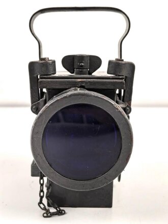 Dominit Handlampe. Schwerer Ausführung mit blauer Scheibe, was auf verwendung im Luftschutz schliessen lässt. Vor langer zeit überlackiert, Maße etwa 15 x 15 x 11cm