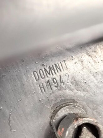 Dominit Handlampe. Schwerer Ausführung mit blauer Scheibe, was auf verwendung im Luftschutz schliessen lässt. Vor langer zeit überlackiert, Maße etwa 15 x 15 x 11cm