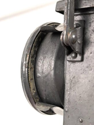 Dominit Handlampe. Schwerer Ausführung mit blauer Scheibe, was auf verwendung im Luftschutz schliessen lässt. Vor langer zeit überlackiert, Maße etwa 15 x 15 x 11cm