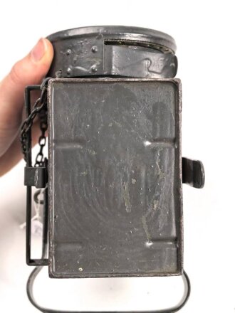 Dominit Handlampe. Schwerer Ausführung mit blauer Scheibe, was auf verwendung im Luftschutz schliessen lässt. Vor langer zeit überlackiert, Maße etwa 15 x 15 x 11cm