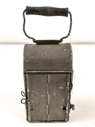Laterne aus Leichtmetall. Ohne Bezeichnung, original lackiertes Stück, Maße ohne Griff etwa 9 x 8 x 16cm
