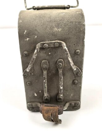 Laterne aus Leichtmetall. Ohne Bezeichnung, original lackiertes Stück, Maße ohne Griff etwa 9 x 8 x 16cm