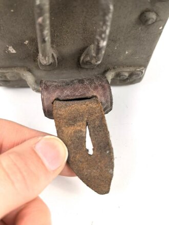 Laterne aus Leichtmetall. Ohne Bezeichnung, original lackiertes Stück, Maße ohne Griff etwa 9 x 8 x 16cm