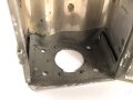 Laterne aus Leichtmetall. Ohne Bezeichnung, original lackiertes Stück, Maße ohne Griff etwa 9 x 8 x 16cm