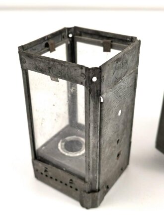 Laterne aus Zinkblech. Ohne Bezeichnung,  Maße 7,5 x 7,5 x 15cm etwa 9 x 8 x 16cm