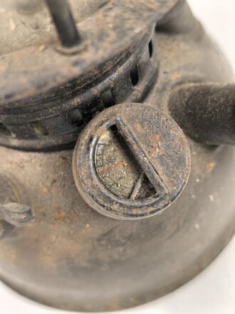 Starklichtlampe Petromax 2827 aus den 1940iger Jahren. Originallack, ungereinigt. Leer, dennoch KEIN VERSAND NACH ÜBERSEE