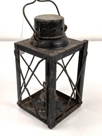 Laterne aus Eisenblech. Ähnlich der Luftwaffen Unterkunftslaterne. Überlackiertes Stück, Gesamthöhe ohne Griff etwa 22cm