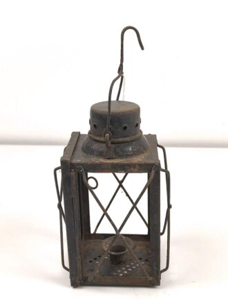 Laterne aus Eisenblech. Ähnlich der Luftwaffen Unterkunftslaterne. Überlackiertes Stück, Gesamthöhe ohne Griff etwa 22cm