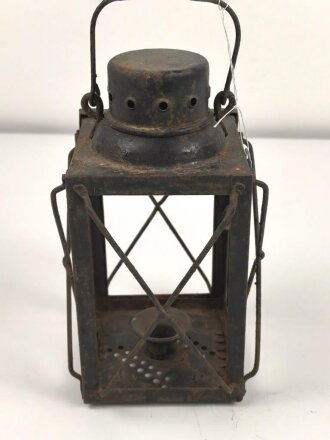Laterne aus Eisenblech. Ähnlich der Luftwaffen Unterkunftslaterne. Überlackiertes Stück, Gesamthöhe ohne Griff etwa 22cm
