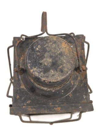 Laterne aus Eisenblech. Ähnlich der Luftwaffen Unterkunftslaterne. Überlackiertes Stück, Gesamthöhe ohne Griff etwa 22cm
