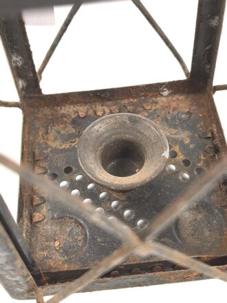 Laterne aus Eisenblech. Ähnlich der Luftwaffen Unterkunftslaterne. Überlackiertes Stück, Gesamthöhe ohne Griff etwa 22cm