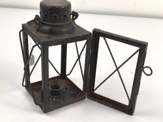 Laterne aus Eisenblech. Ähnlich der Luftwaffen Unterkunftslaterne. Überlackiertes Stück, Gesamthöhe ohne Griff etwa 22cm