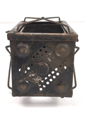 Laterne aus Eisenblech. Ähnlich der Luftwaffen Unterkunftslaterne. Überlackiertes Stück, Gesamthöhe ohne Griff etwa 22cm