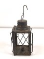 Laterne aus Eisenblech. Ähnlich der Luftwaffen Unterkunftslaterne. Überlackiertes Stück, Gesamthöhe ohne Griff etwa 22cm