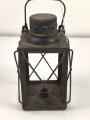 Laterne aus Eisenblech. Ähnlich der Luftwaffen Unterkunftslaterne. Überlackiertes Stück, Gesamthöhe ohne Griff etwa 22cm