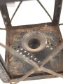 Laterne aus Eisenblech. Ähnlich der Luftwaffen Unterkunftslaterne. Überlackiertes Stück, Gesamthöhe ohne Griff etwa 22cm