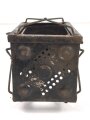 Laterne aus Eisenblech. Ähnlich der Luftwaffen Unterkunftslaterne. Überlackiertes Stück, Gesamthöhe ohne Griff etwa 22cm