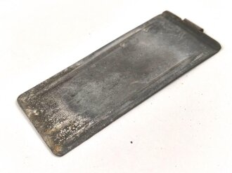Abblendeinschub seitlich zur Einheitslaterne aus Preßmasse der  Wehrmacht. Ungereinigt, Zinkblech
