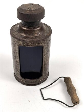 Blechlaterne für Luftschutzzwecke. Drehbar, u. a. blauer Filter. Gesamthöhe 15cm. Griff inliegend, leider fehlt die Aufnahme