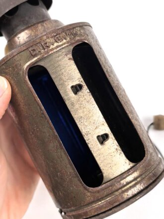 Blechlaterne für Luftschutzzwecke. Drehbar, u. a. blauer Filter. Gesamthöhe 15cm. Griff inliegend, leider fehlt die Aufnahme