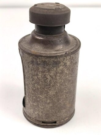Blechlaterne für Luftschutzzwecke. Drehbar, u. a. blauer Filter. Gesamthöhe 15cm. Griff inliegend, leider fehlt die Aufnahme