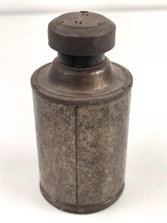 Blechlaterne für Luftschutzzwecke. Drehbar, u. a. blauer Filter. Gesamthöhe 15cm. Griff inliegend, leider fehlt die Aufnahme
