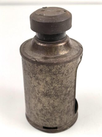 Blechlaterne für Luftschutzzwecke. Drehbar, u. a. blauer Filter. Gesamthöhe 15cm. Griff inliegend, leider fehlt die Aufnahme