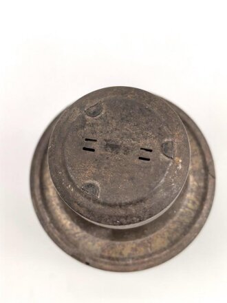 Blechlaterne für Luftschutzzwecke. Drehbar, u. a. blauer Filter. Gesamthöhe 15cm. Griff inliegend, leider fehlt die Aufnahme