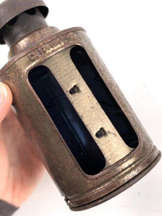 Blechlaterne für Luftschutzzwecke. Drehbar, u. a. blauer Filter. Gesamthöhe 15cm. Griff inliegend, leider fehlt die Aufnahme