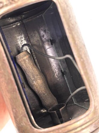Blechlaterne für Luftschutzzwecke. Drehbar, u. a. blauer Filter. Gesamthöhe 15cm. Griff inliegend, leider fehlt die Aufnahme