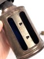 Blechlaterne für Luftschutzzwecke. Drehbar, u. a. blauer Filter. Gesamthöhe 15cm. Griff inliegend, leider fehlt die Aufnahme