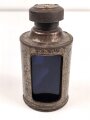 Blechlaterne für Luftschutzzwecke. Drehbar, u. a. blauer Filter. Gesamthöhe 15cm. Griff inliegend, leider fehlt die Aufnahme