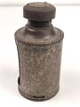 Blechlaterne für Luftschutzzwecke. Drehbar, u. a. blauer Filter. Gesamthöhe 15cm. Griff inliegend, leider fehlt die Aufnahme