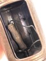 Blechlaterne für Luftschutzzwecke. Drehbar, u. a. blauer Filter. Gesamthöhe 15cm. Griff inliegend, leider fehlt die Aufnahme